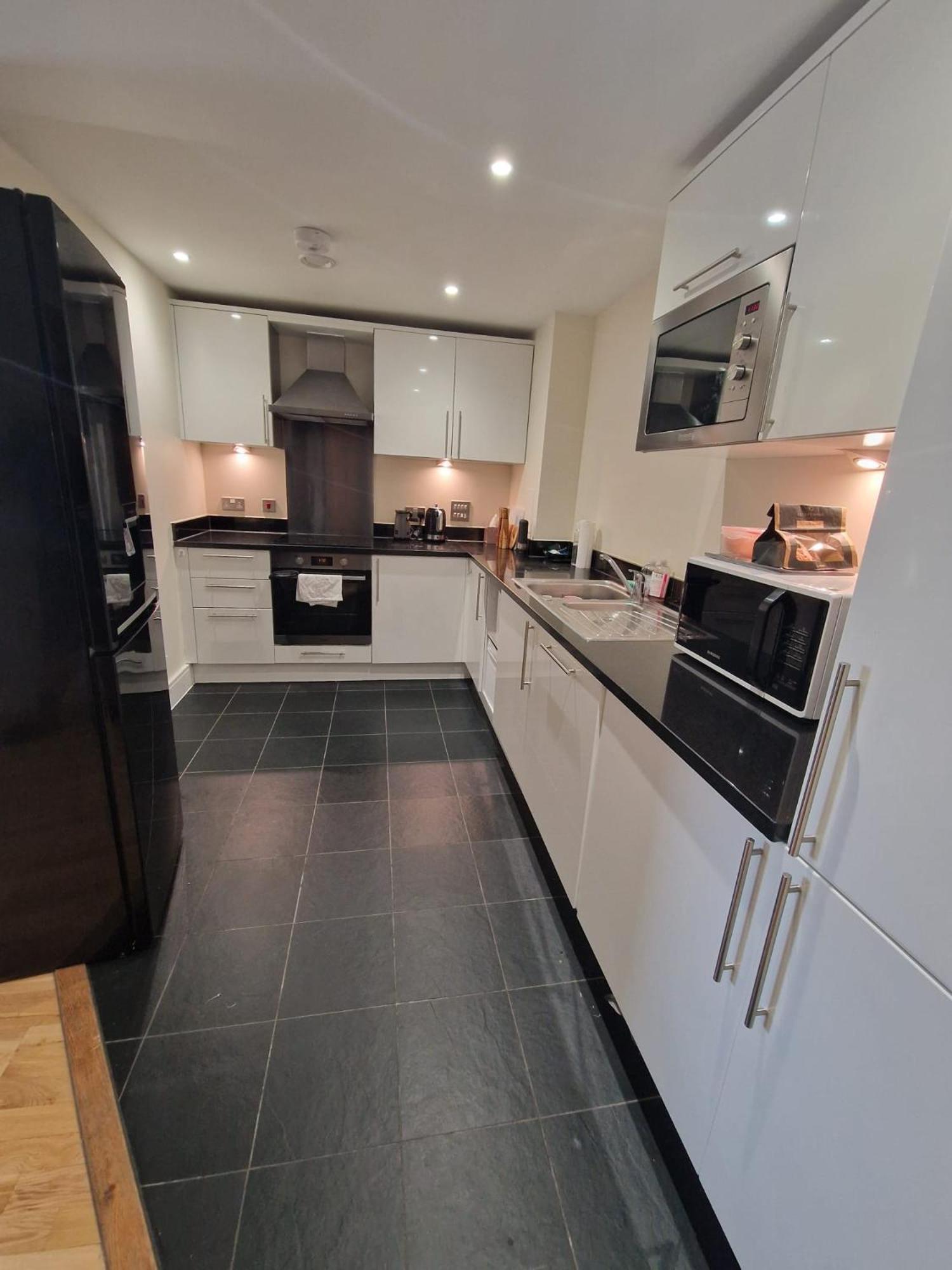 Double And Private Bathroom In Shared * Londra